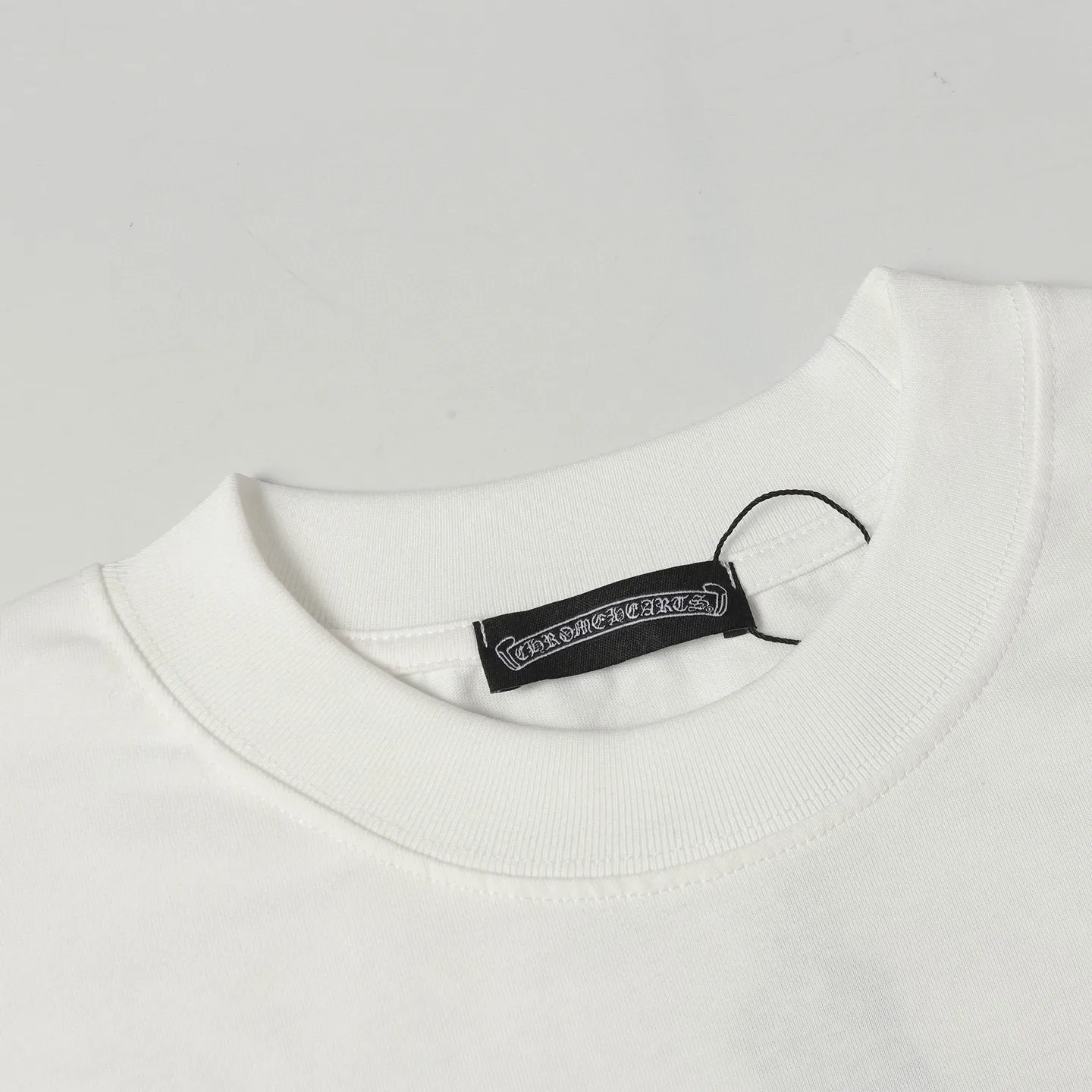 🅿️170 Chrome hearte/Chrome heart ch 25ss early spring new Sanskrit printed short-sleeved T-shirt. A must-have item for daily commuting for men and women in light luxury. The correct version is welcome to compare. Detailed features: ·280 grams of 100% pure cotton double yarn jersey fabric. ·Custom-dyed in the same vat with special thickened 32 counts of double-strand 1x1 thread. ·Double-needle cross-stitch technology. ·Original main mark washed hangtag. Color: black white. Size: XS-L